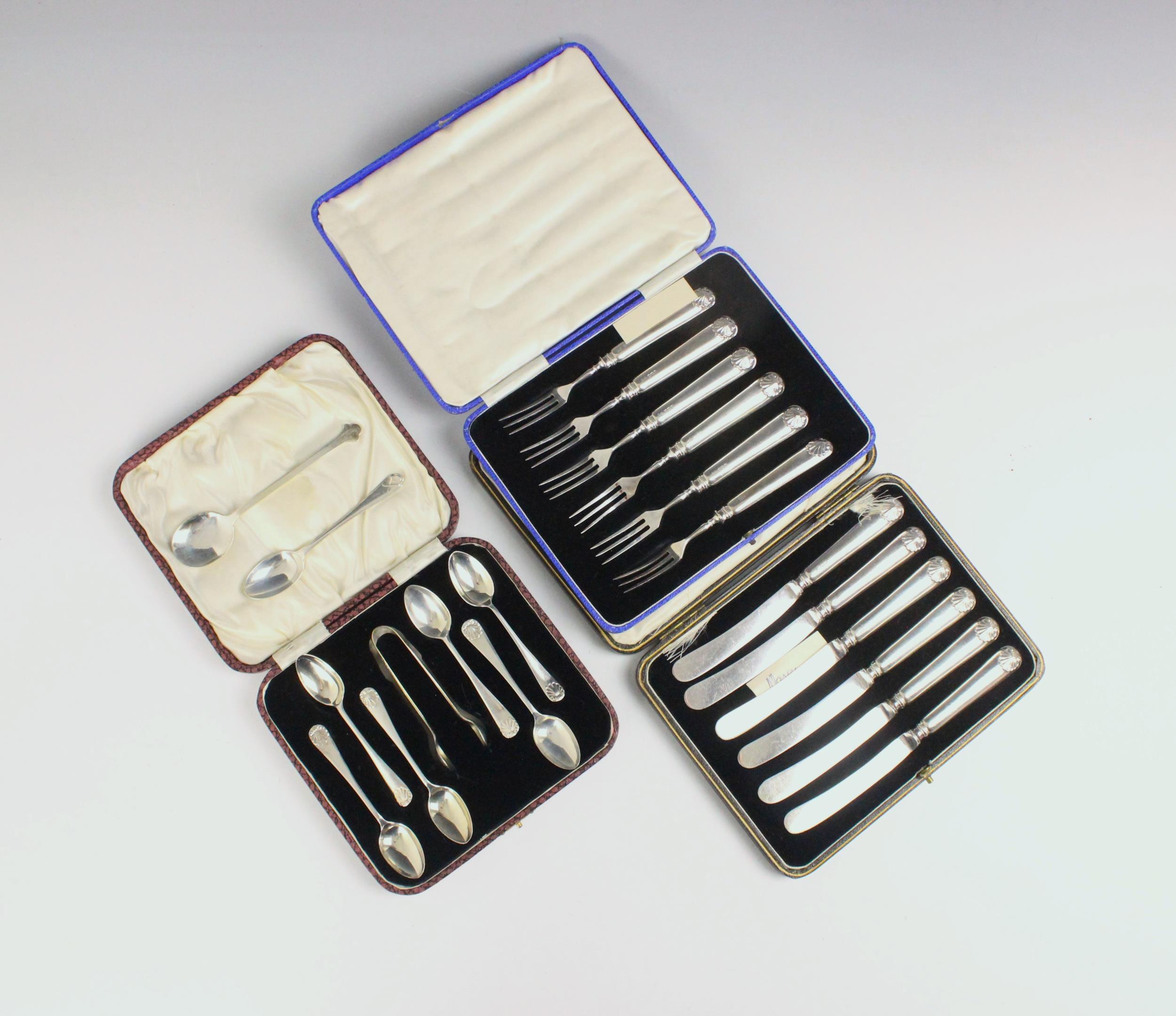 A cased set of George V silver shell pattern teaspoons, James Deakin & Sons, Sheffield 1927 and