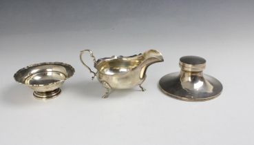 A group of silver items, to include a George V silver pedestal dish, Walker and Hall, Sheffield