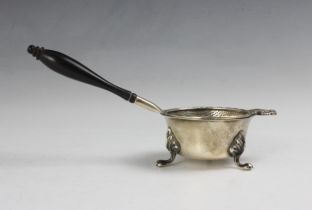 A silver tea strainer, J B Chatterley & Sons Ltd, Birmingham 1981, with shell cast detail above