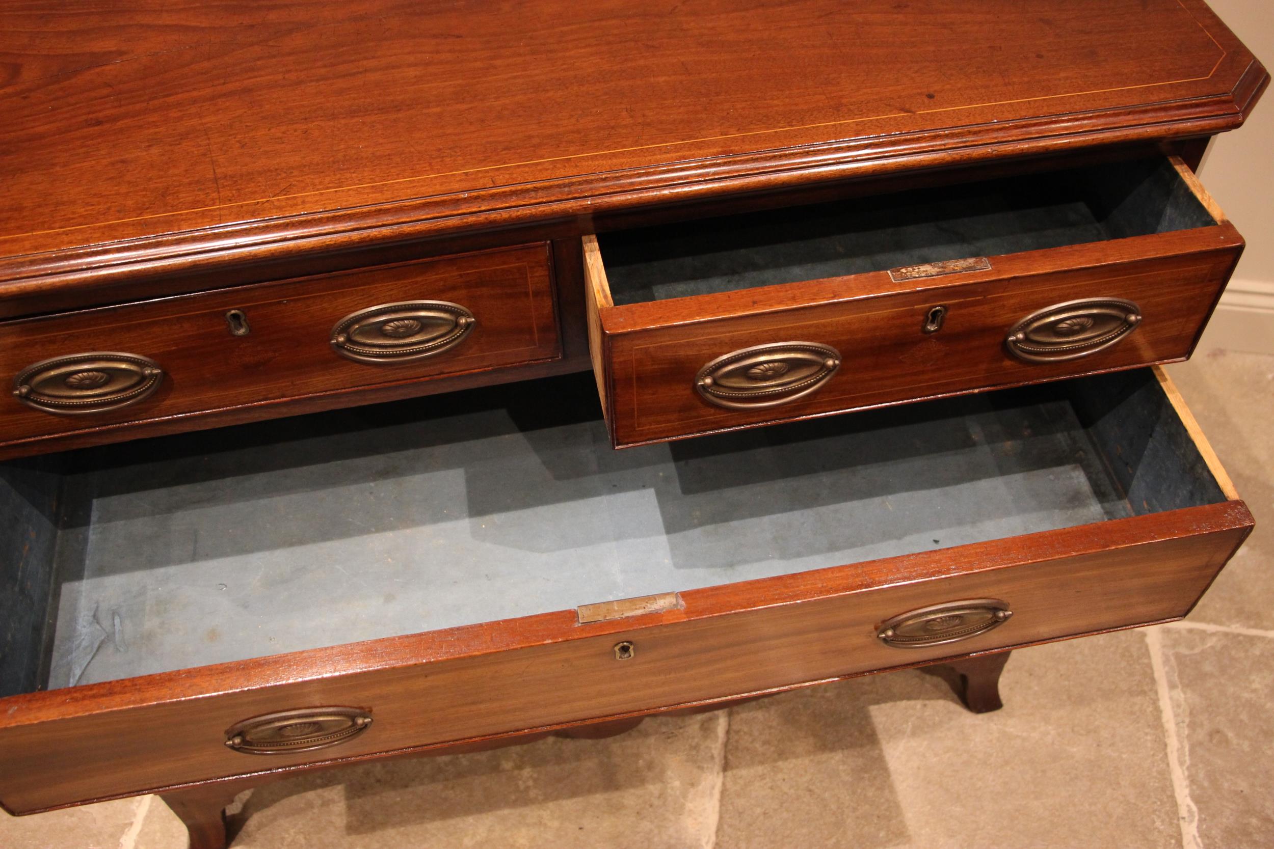 An early 19th century mahogany chest of drawers, the rectangular moulded top with canted front - Image 3 of 3