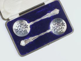 A cased pair of George V silver tomato servers, Daniel and Arter, Birmingham 1922, with pierced bowl