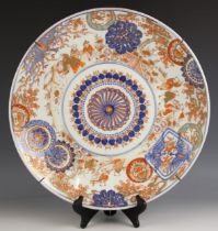 A large Japanese porcelain Imari charger, Meiji Period (1868-1912), the circular charger decorated