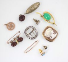 A selection of jewellery, including a yellow metal mounted cameo, the cameo depicting a lady