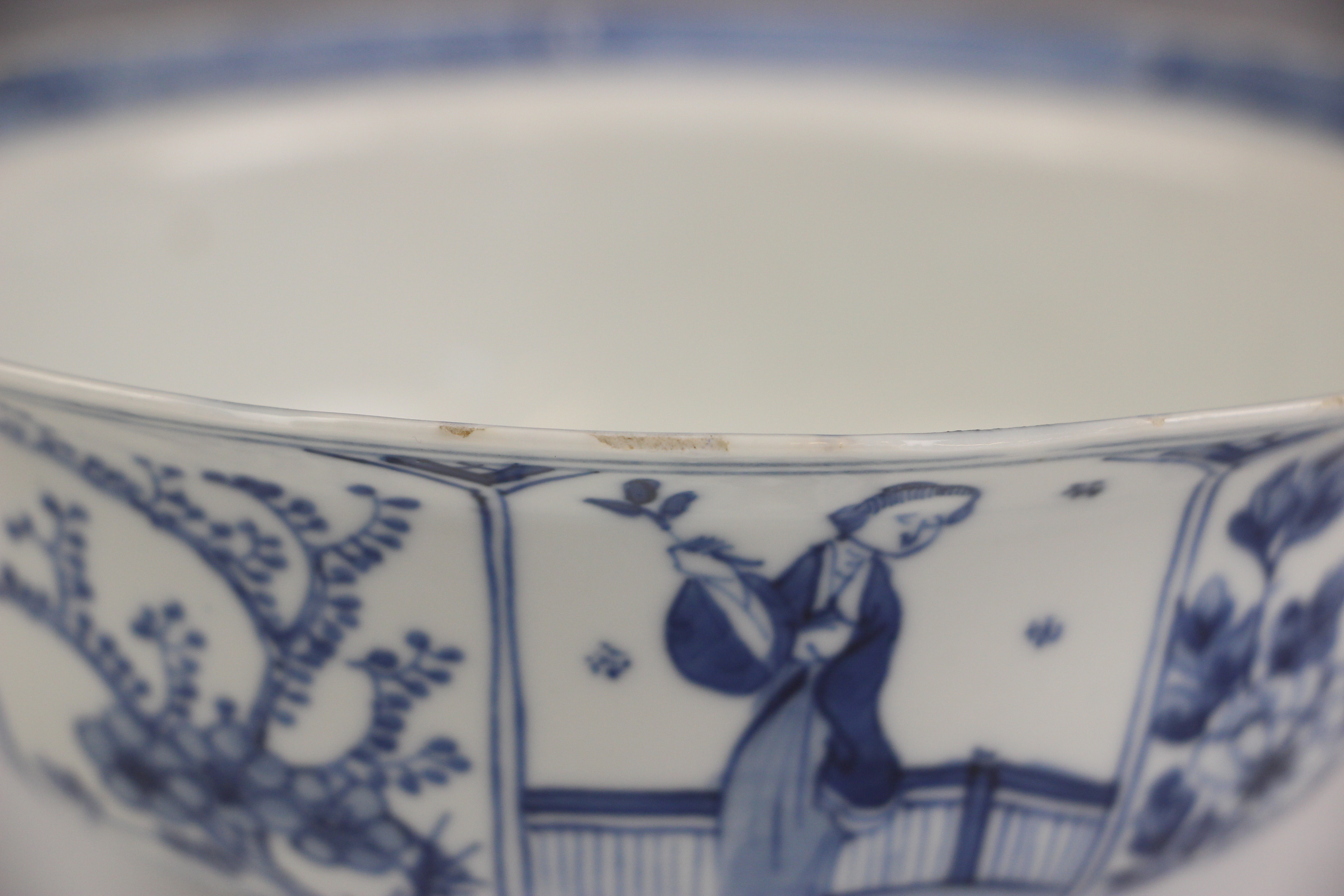 A Chinese porcelain blue and white bowl, 19th century, Kangxi four character mark, decorated in - Image 5 of 7