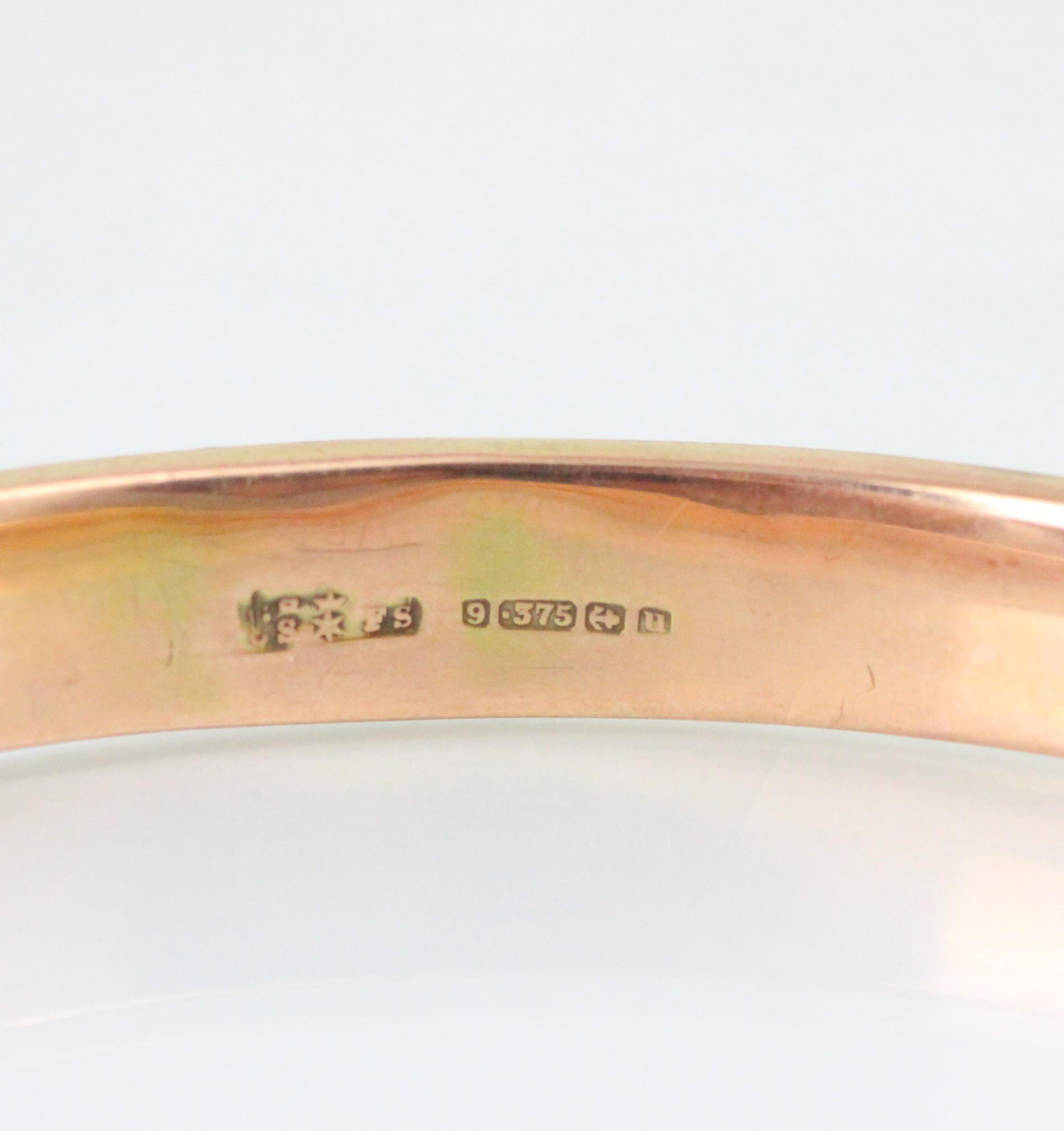 A 9ct yellow gold bangle, the hollow bangle with engine turned detail to exterior, 8cm wide, 14gms - Image 2 of 2