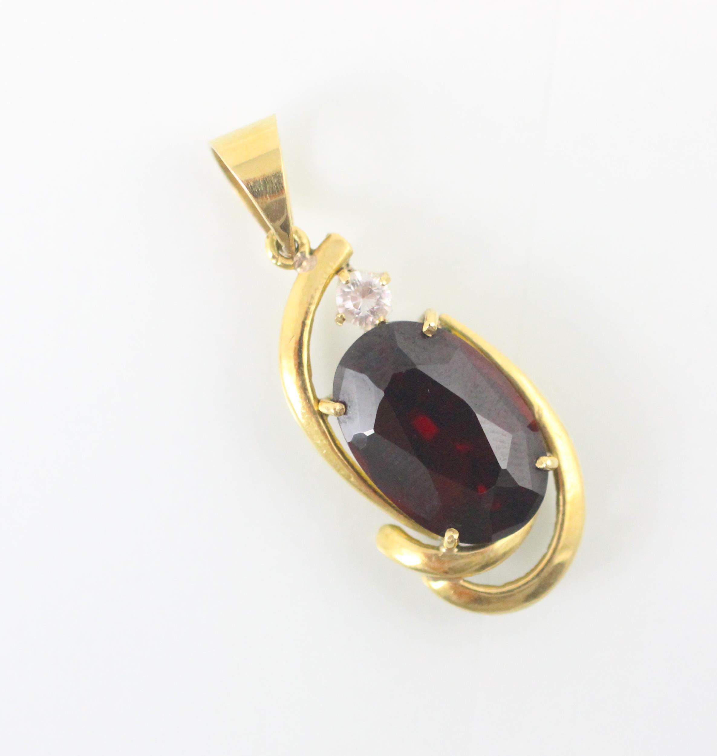 A suite of red stone jewellery, comprising ring, earrings, and pendant, the oval cut red stone set - Image 2 of 3