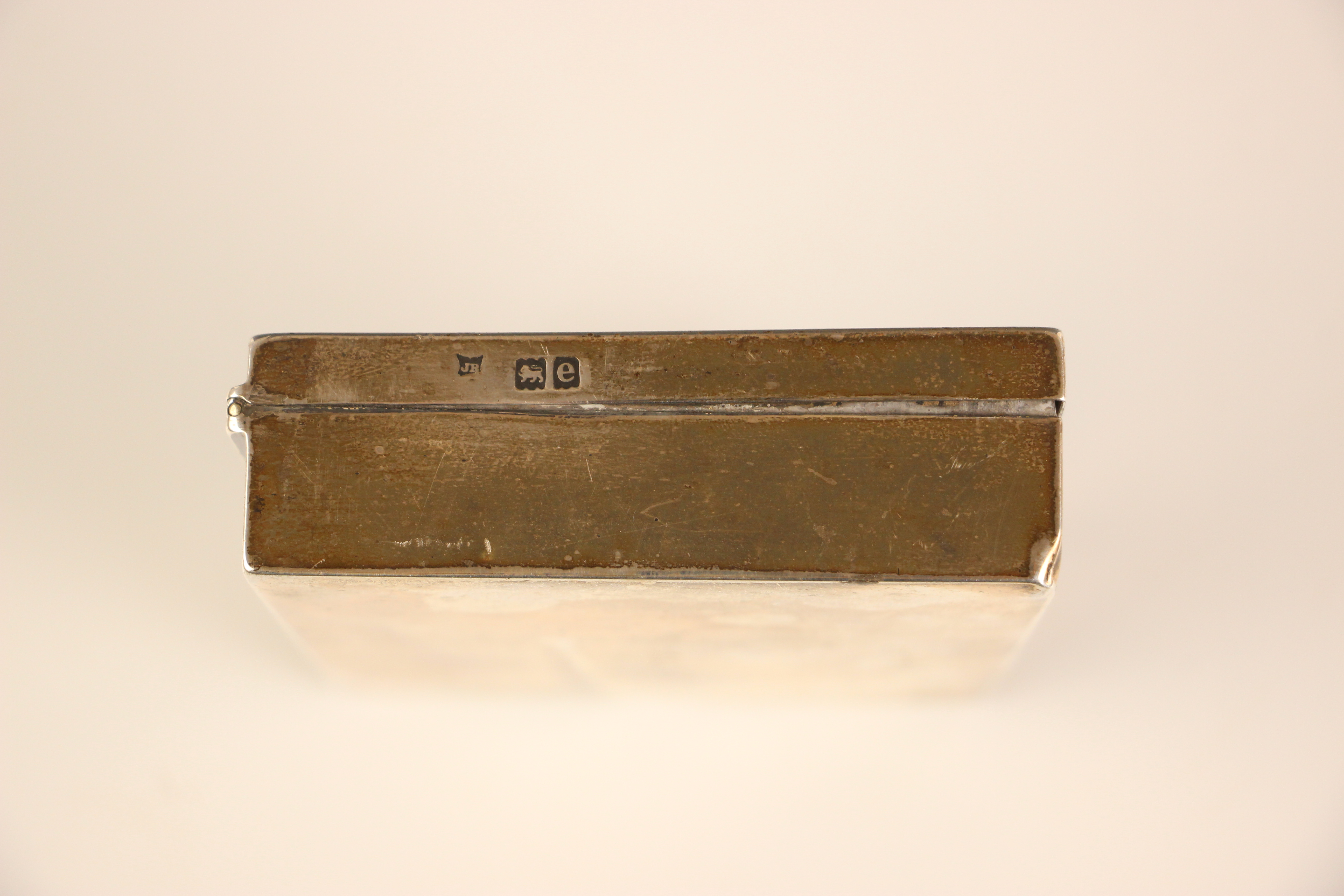 A Victorian silver cigarette box, Joseph Henry Raymond, London 1900, the rectangular hinged cover - Image 5 of 9