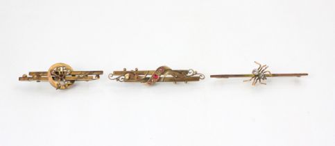 A selection of jewellery, including a diamond set bar brooch, the applied spider detail with old cut