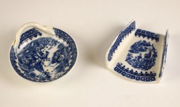 A Caughley egg drainer, late 18th century, the circular pierced bowl printed in underglaze blue with
