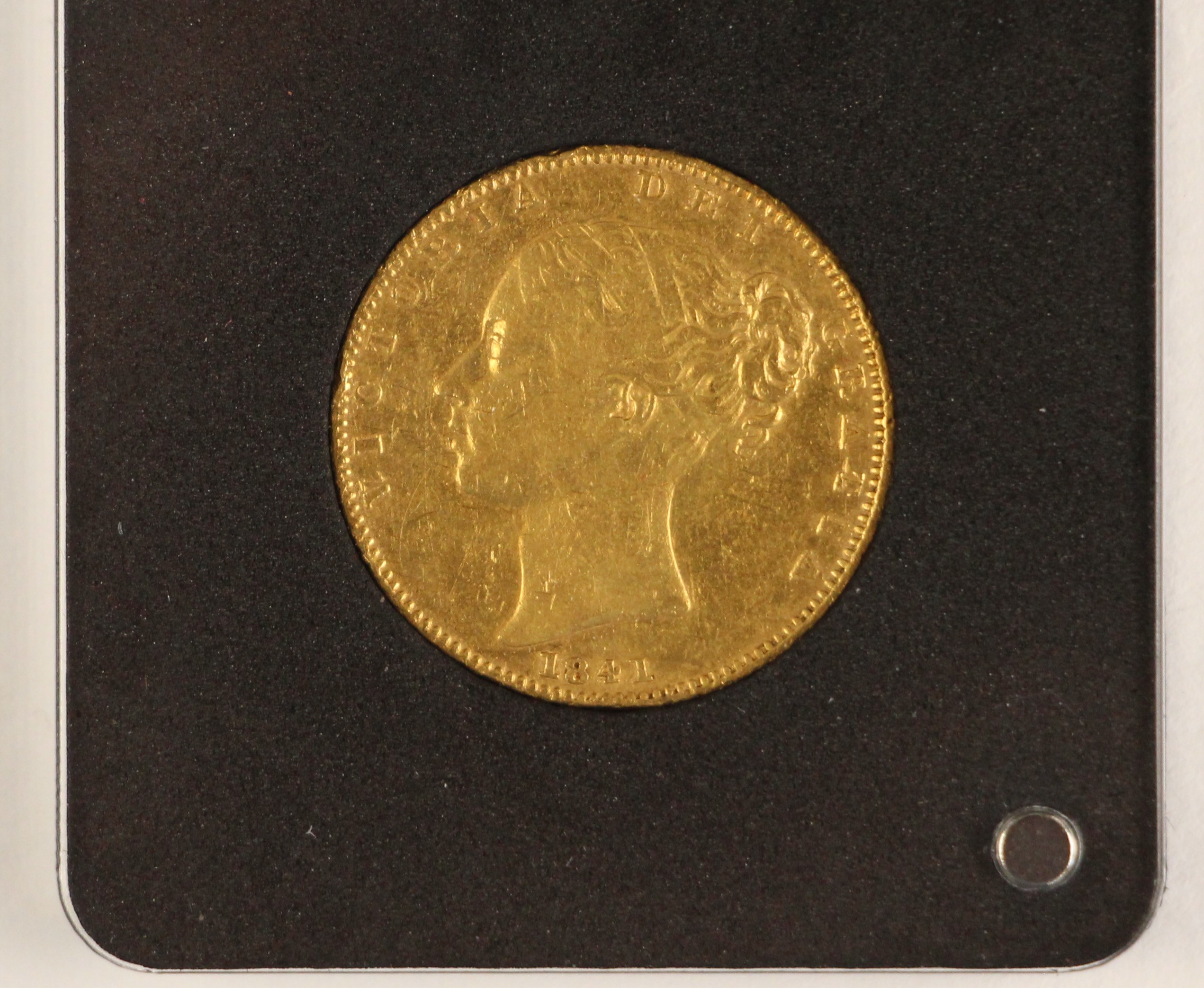Victoria (1837-1901), Full Sovereign, 1841, unbarred, London Mint, young head Victoria with shield - Image 4 of 5