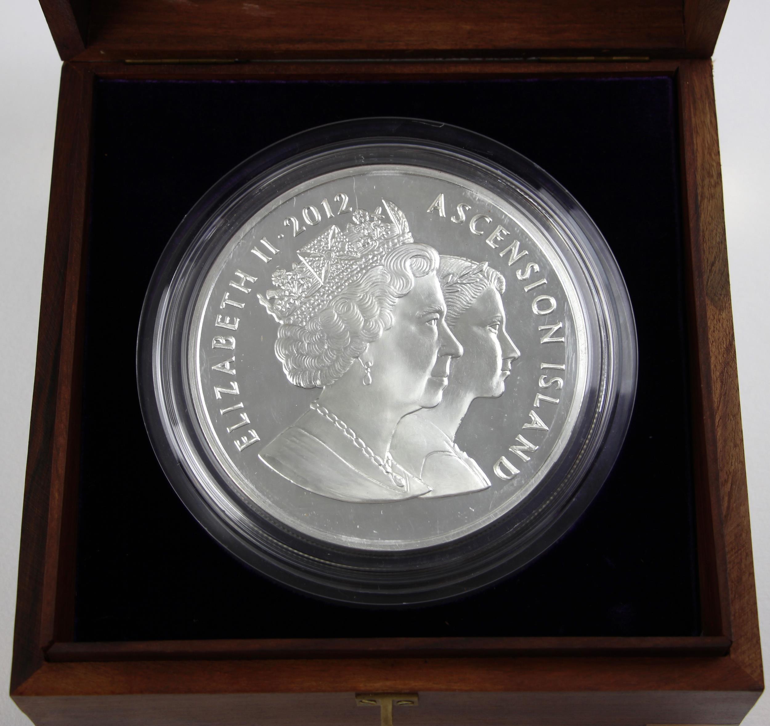 Elizabeth II (1952-2022), Diamond Jubilee 60 Crowns coin, 2012, Proof, no.11/60, encapsulated, cased - Bild 2 aus 4