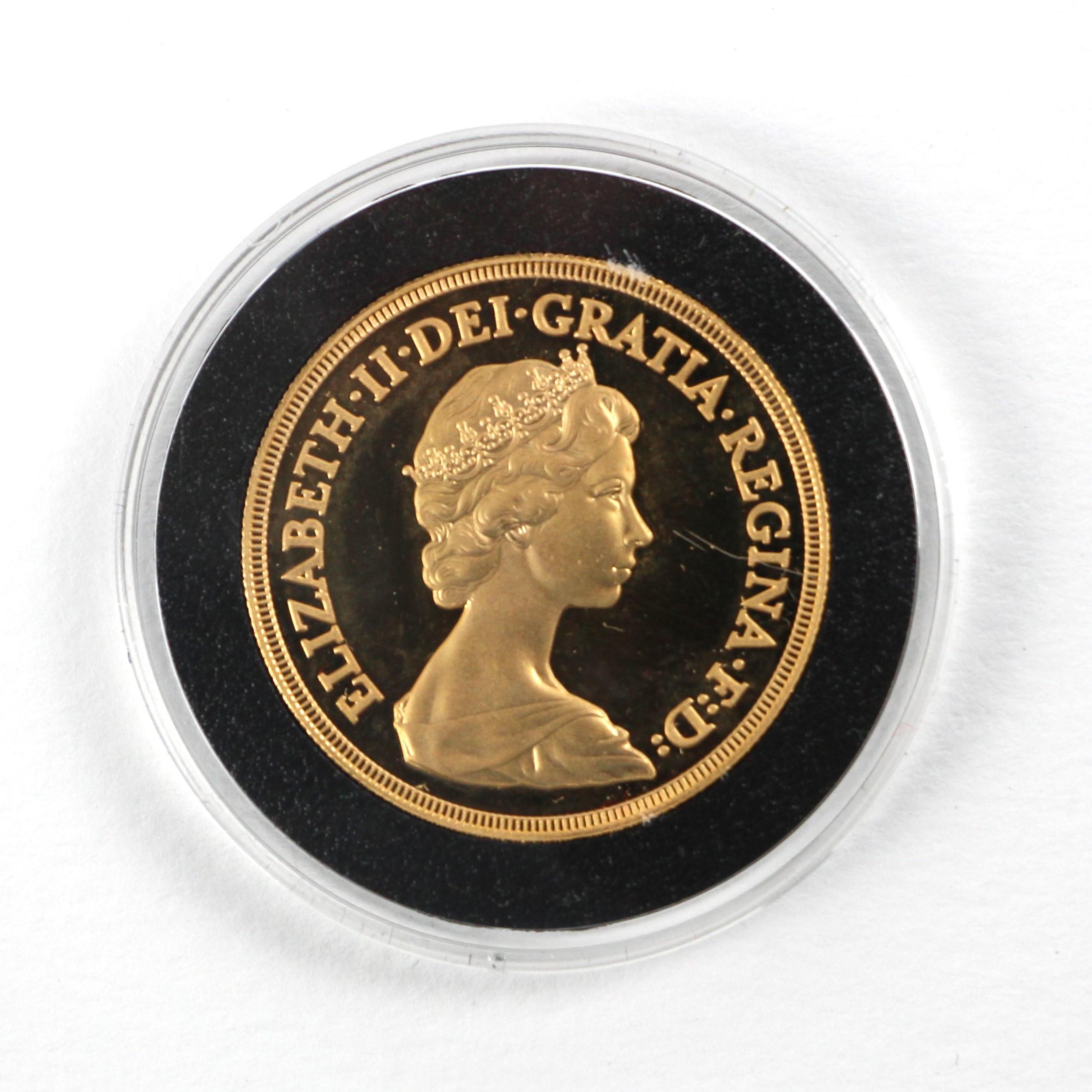 Elizabeth II (1952-2022), £5 Quintuple, 1980, proof, London Mint, second portrait and St George - Bild 2 aus 3