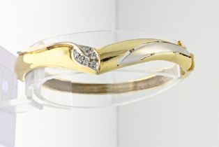 Gold bracelet with diamond