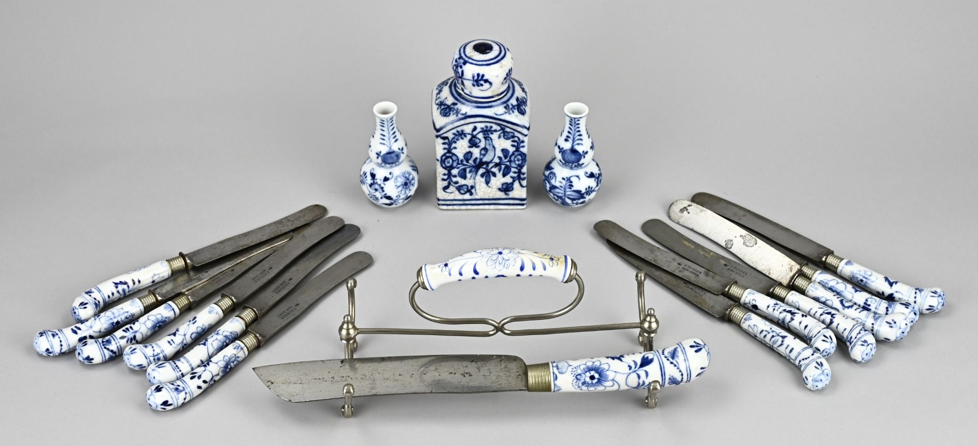 Zwiebelmuster knives and tea caddy