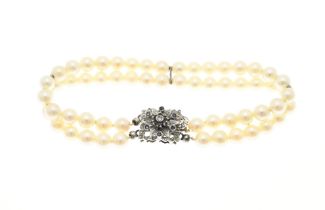 Pearl bracelet with white gold clasp