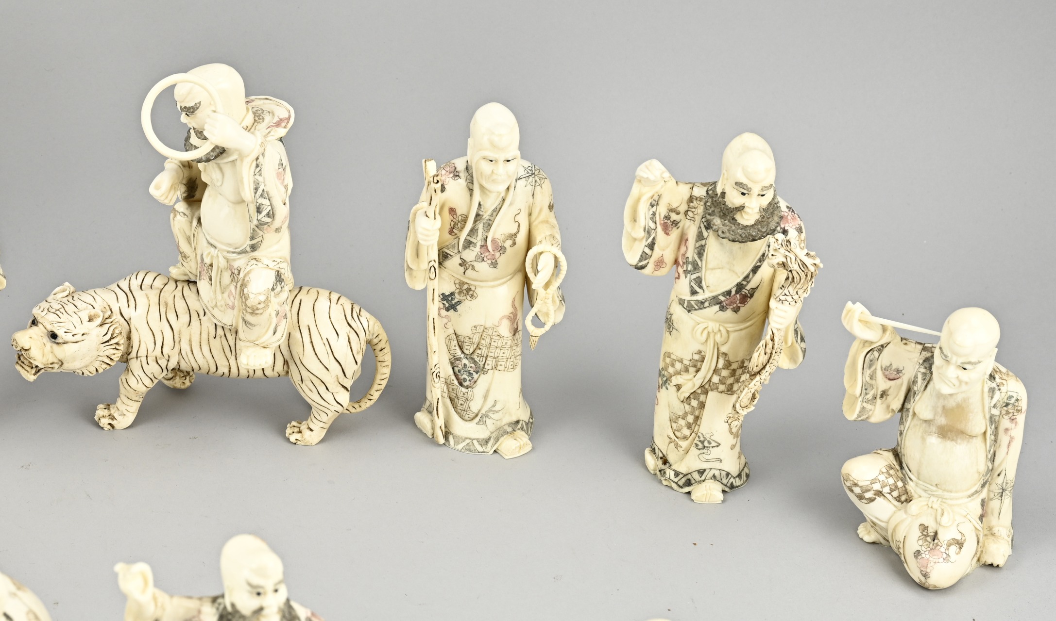 Lot with 18 carved statues (bone) - Image 3 of 4