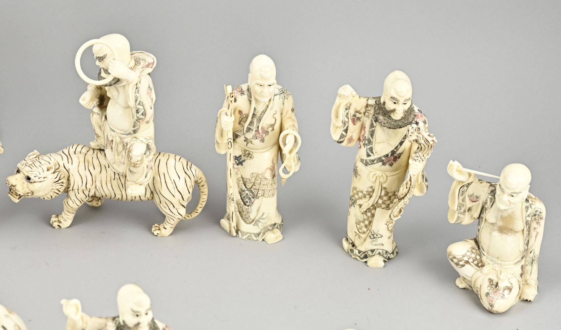 Lot with 18 carved statues (bone) - Image 3 of 4