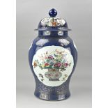 Kapitale Familie Rose lidded pot, H 72 cm.