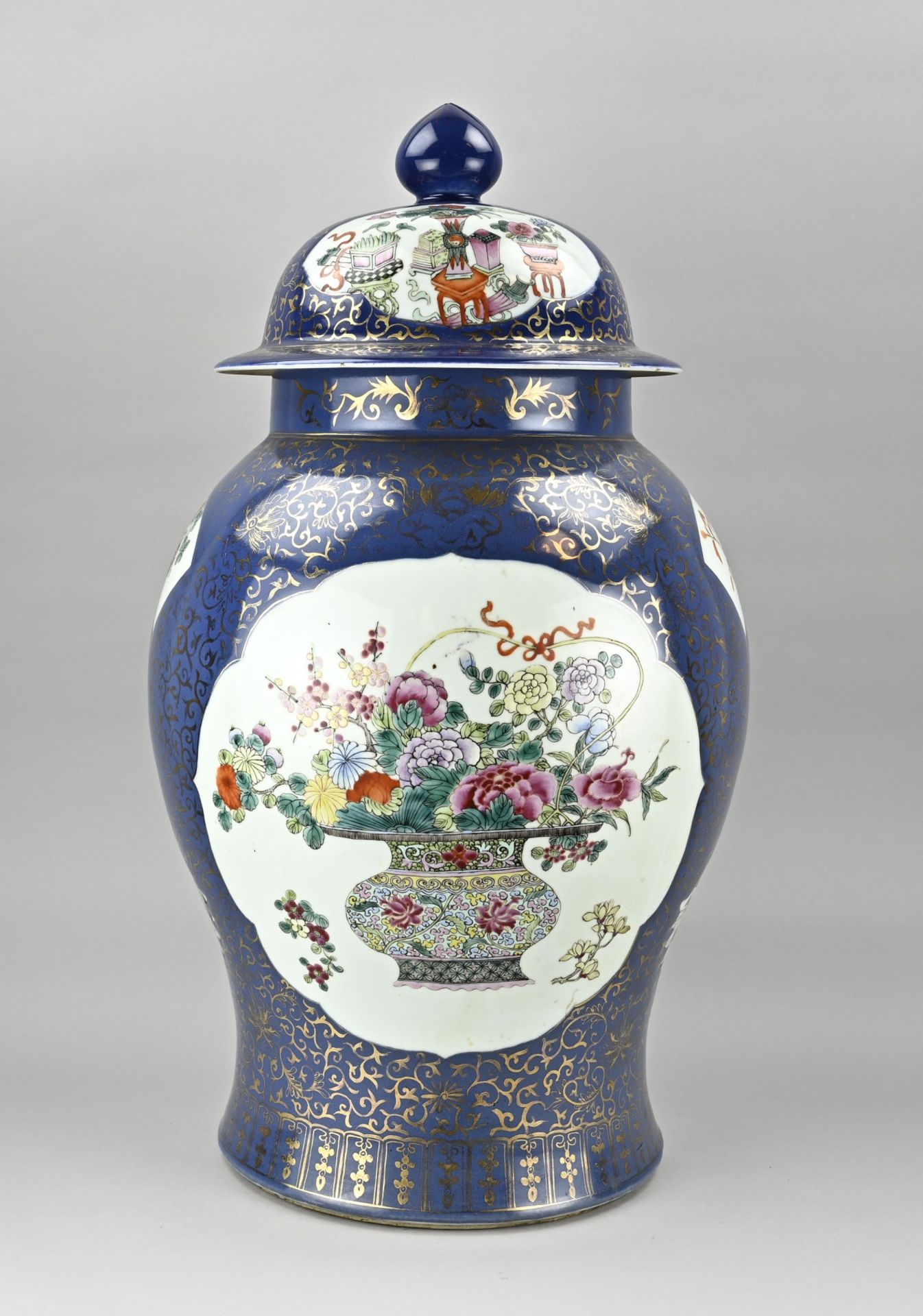 Kapitale Familie Rose lidded pot, H 72 cm.