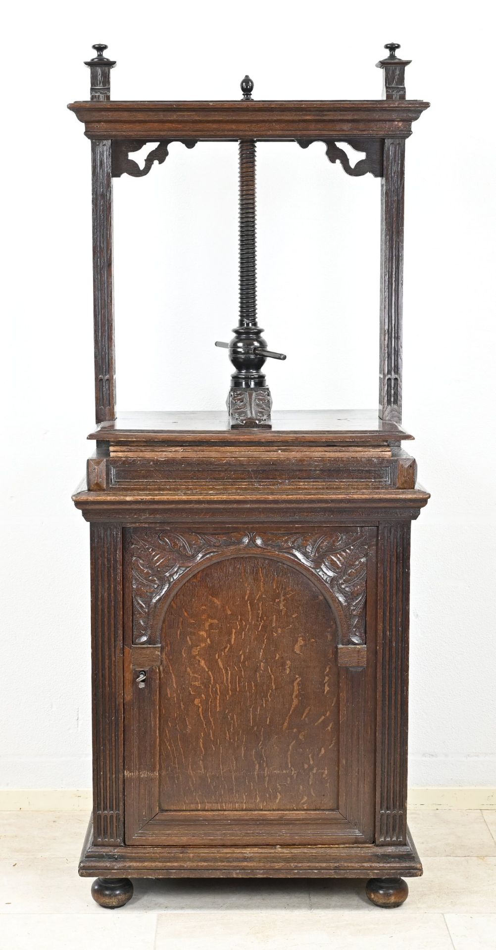 Dutch linen press