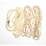 Lot of pearl necklaces, 5x