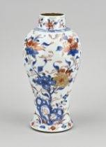 Chinese Imari vase, H 22.5 cm.