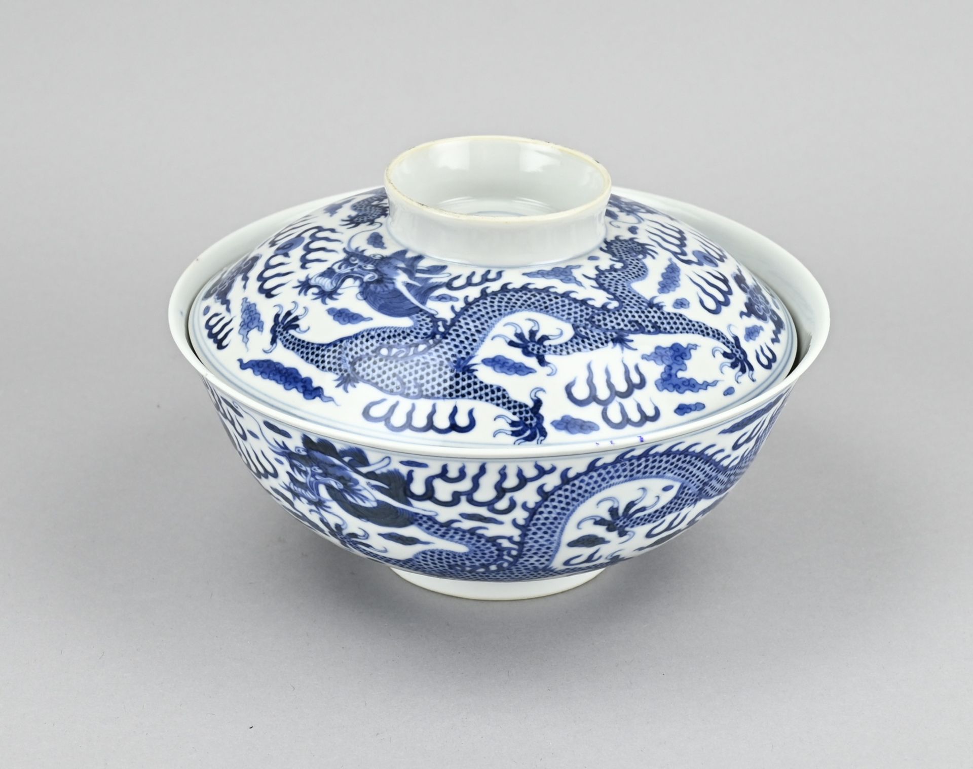 Chinese lidded bowl Ã˜ 19 cm.