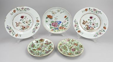 Five Chinese plates Ã˜ 19 - 26 cm.