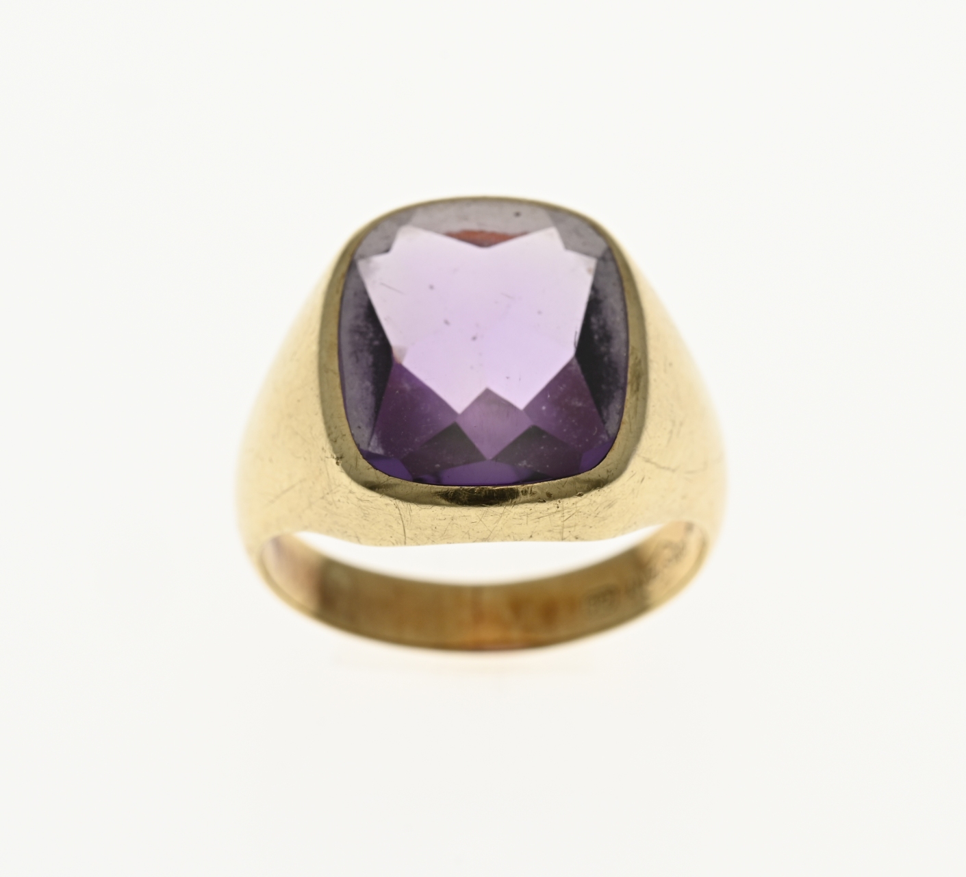 Gold men's ring with amethyst