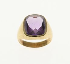 Gold men's ring with amethyst