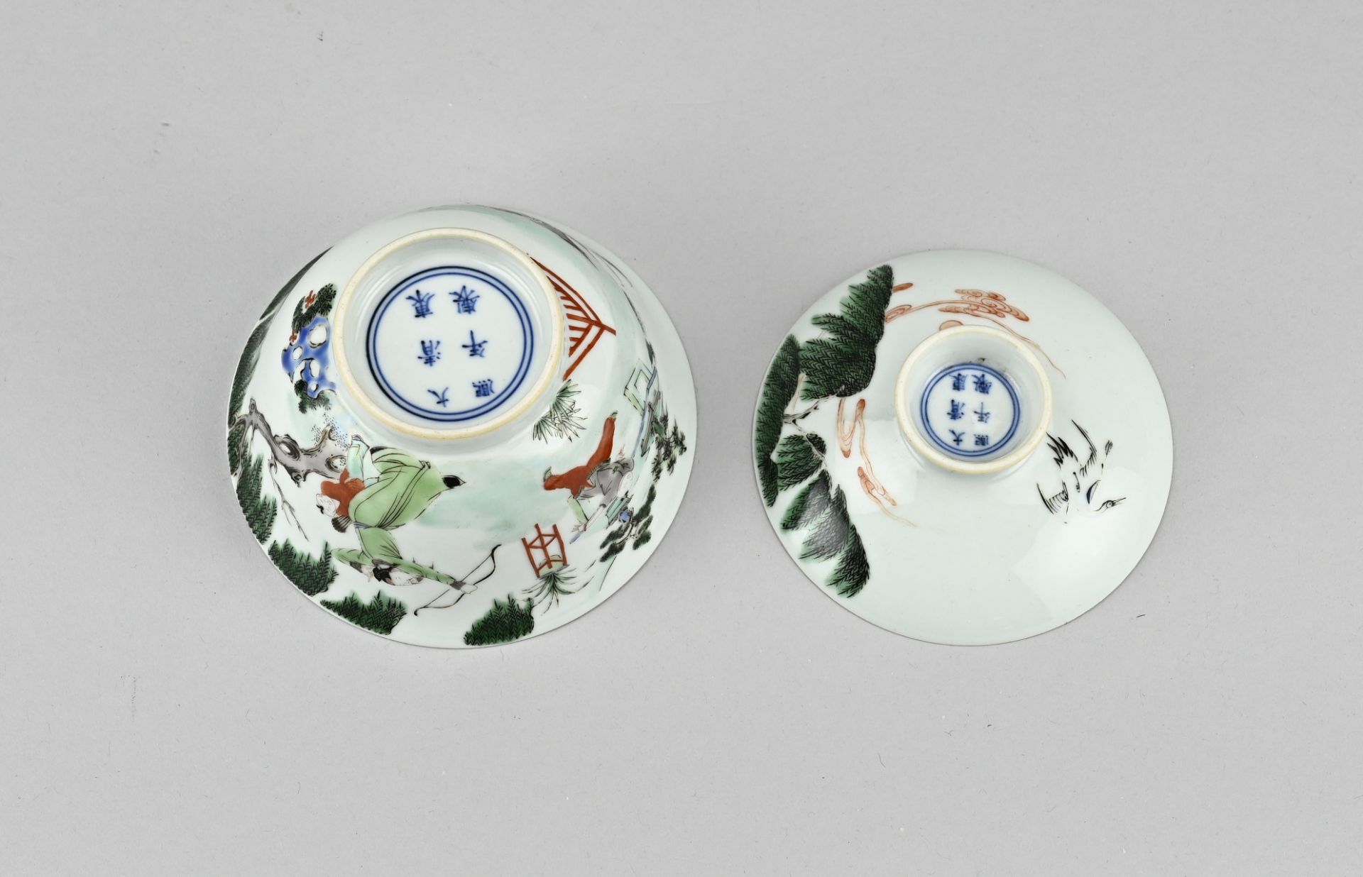 Chinese fam. verte lidded bowl Ã˜ 10.6 cm. - Image 2 of 2