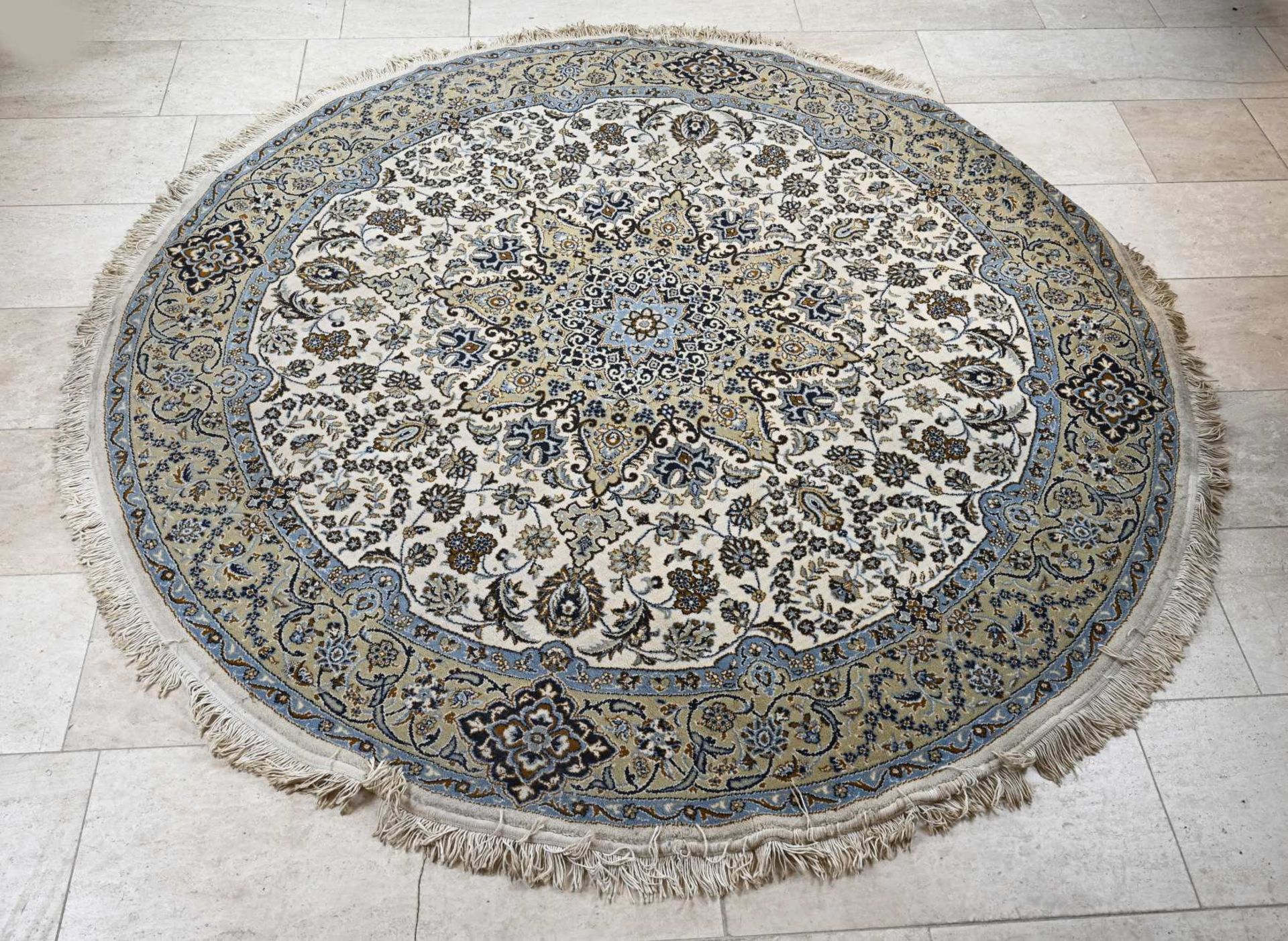 Persian round rug Ã˜ 198 cm.