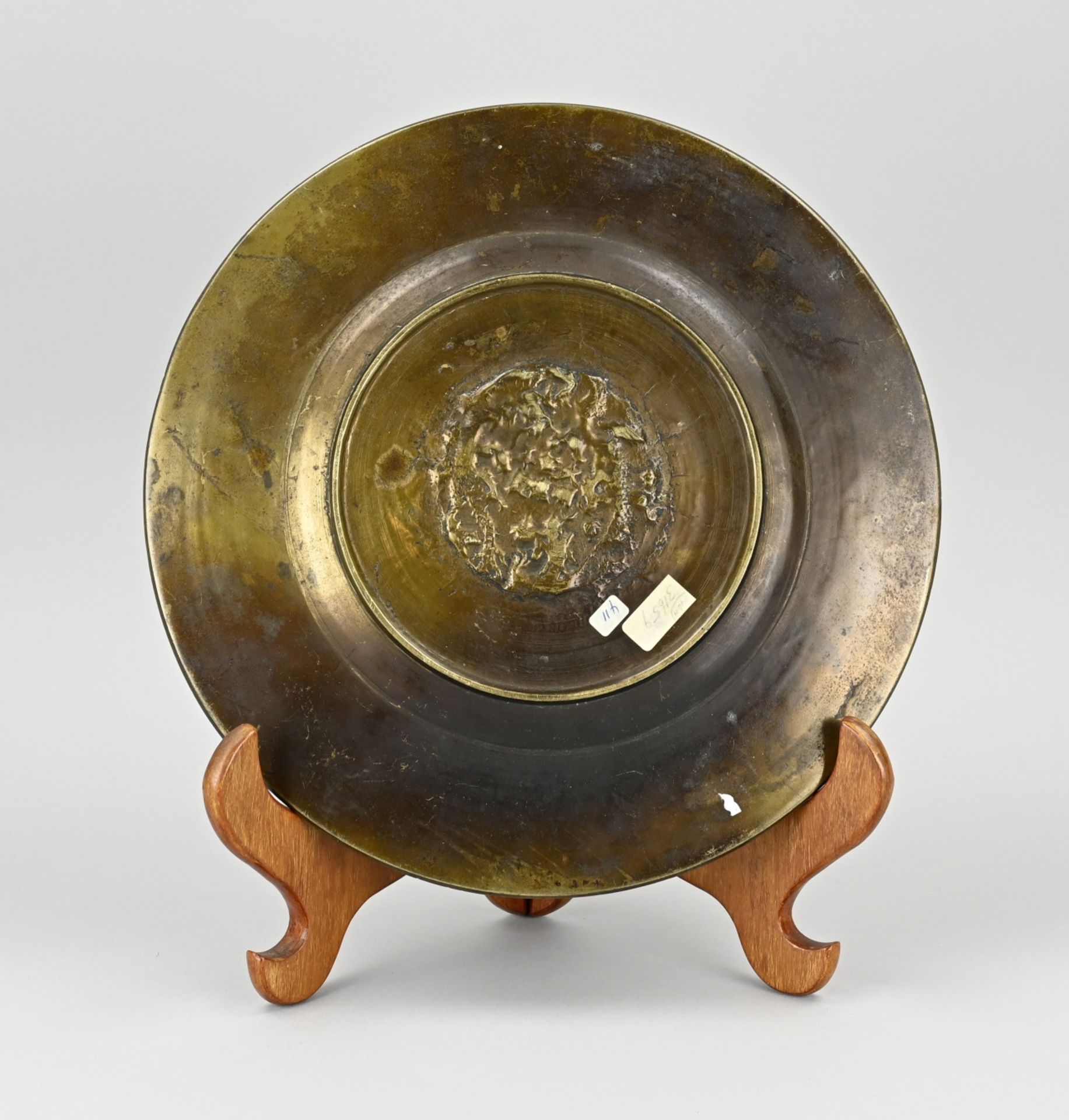 Bronze dish on wooden stand Ã˜ 26 cm. - Image 2 of 2