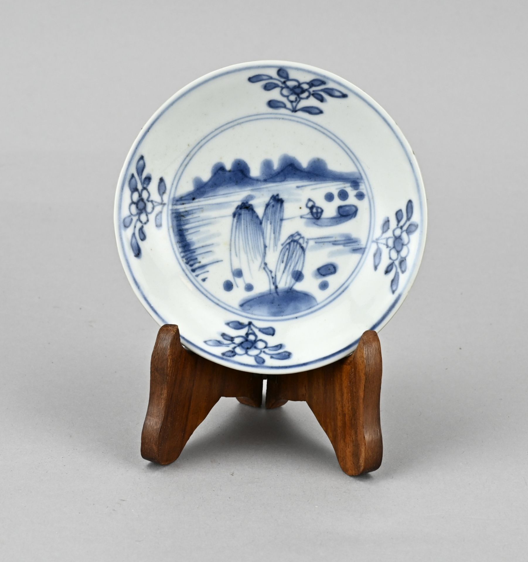 Chinese dish on stand Ã˜ 10.8 cm.