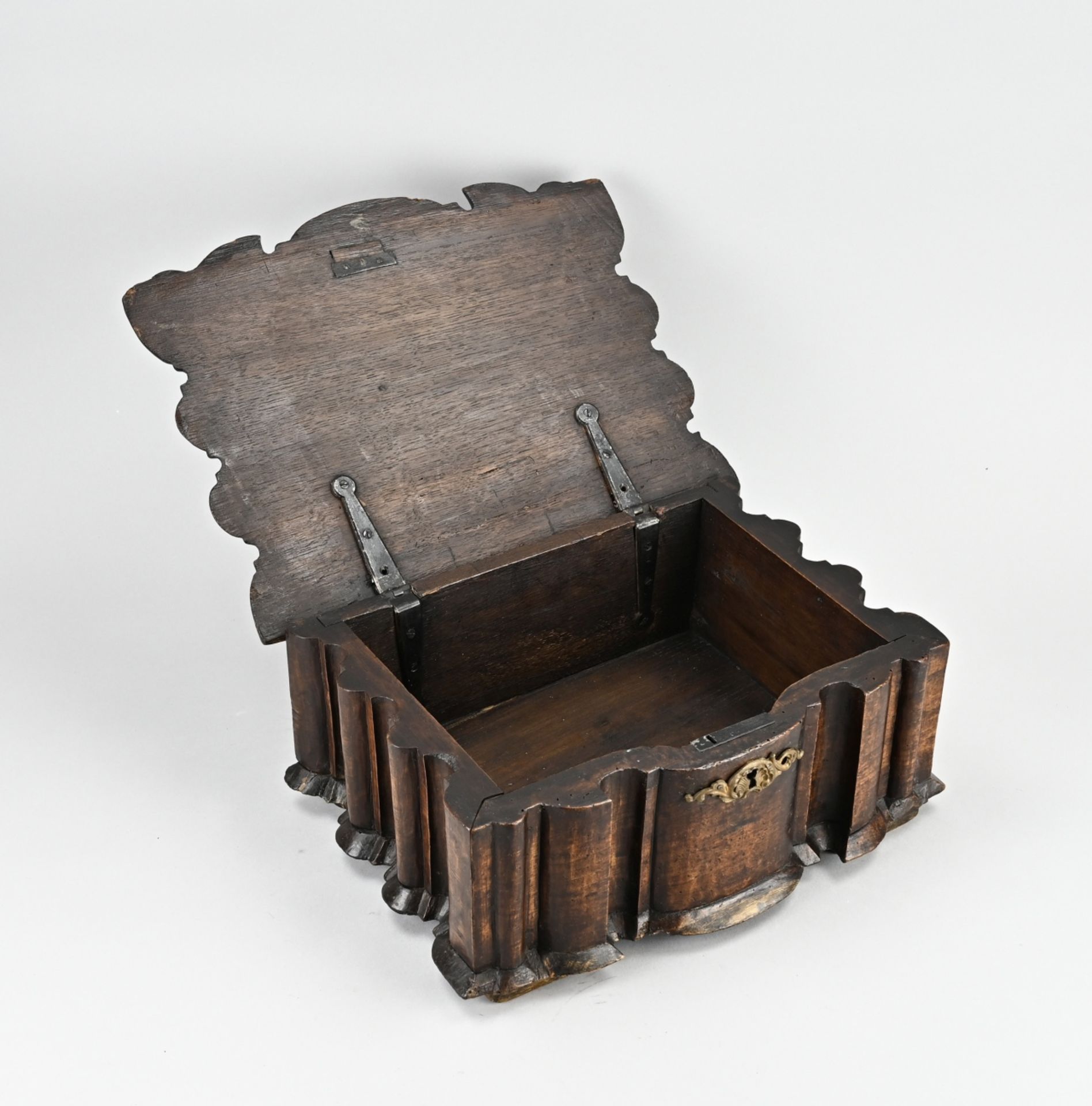 18th century carved lidded box - Image 3 of 3