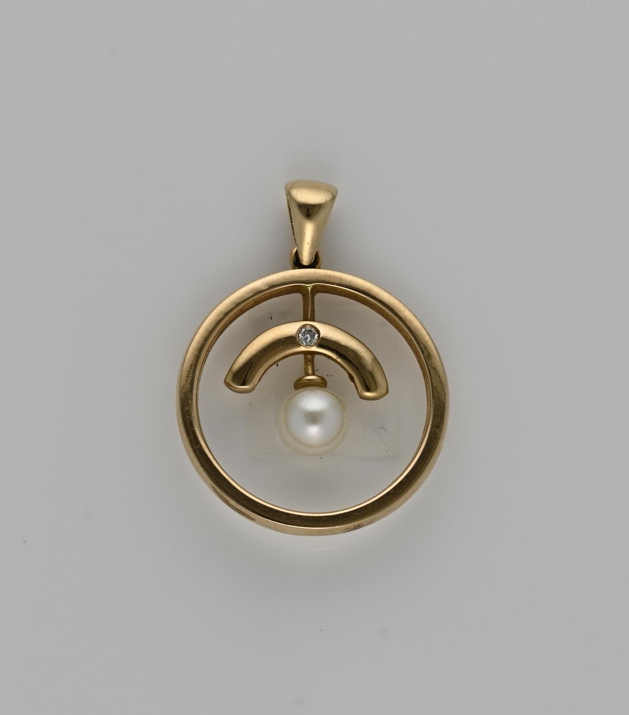 Gold pendant with pearl