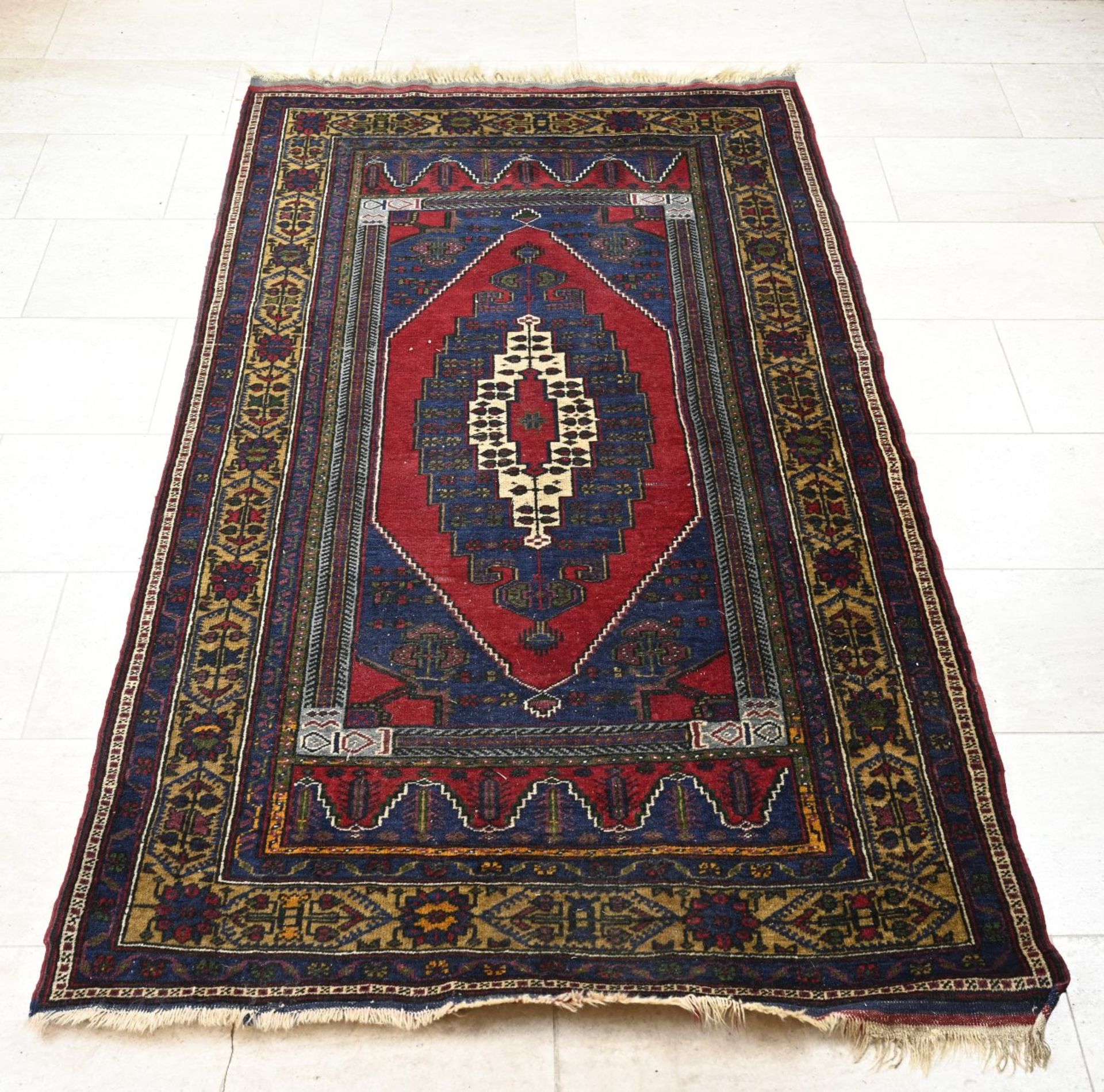 Persian carpet, 220 x 125 cm.