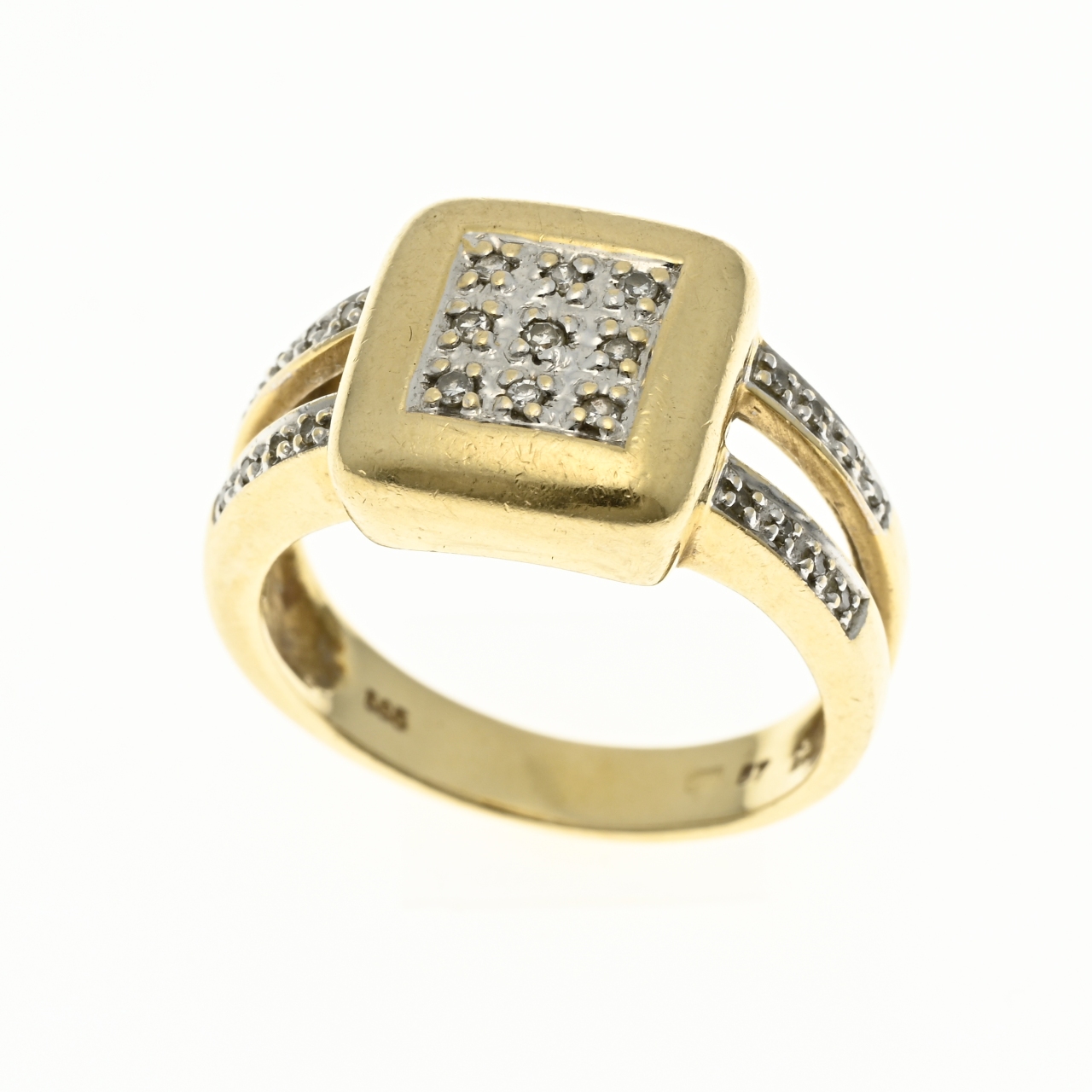 Gold ring with diamond