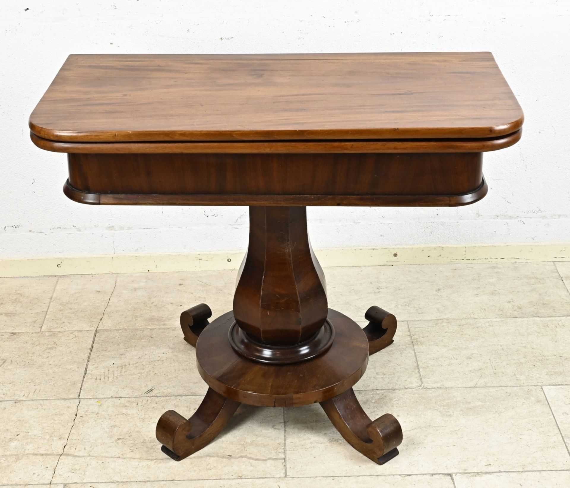 Game table (mahogany)