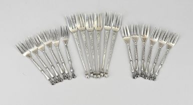 Lot with 18 silver cake forks