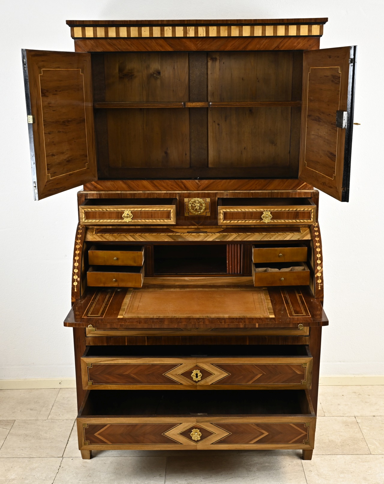 Marquetry desk - Image 2 of 3