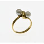 Gold ring with pearl