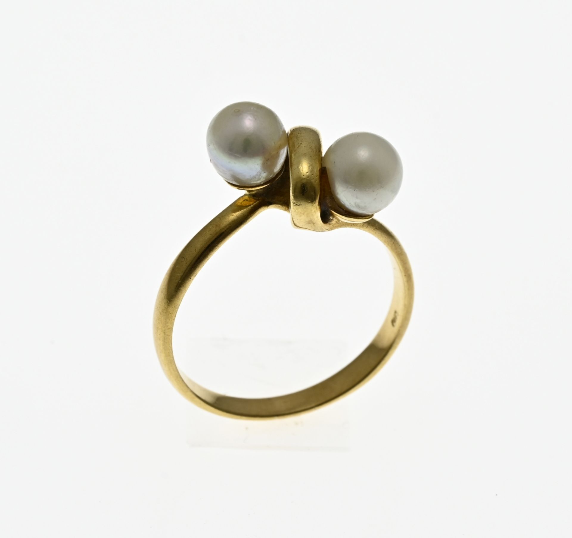 Gold ring with pearl