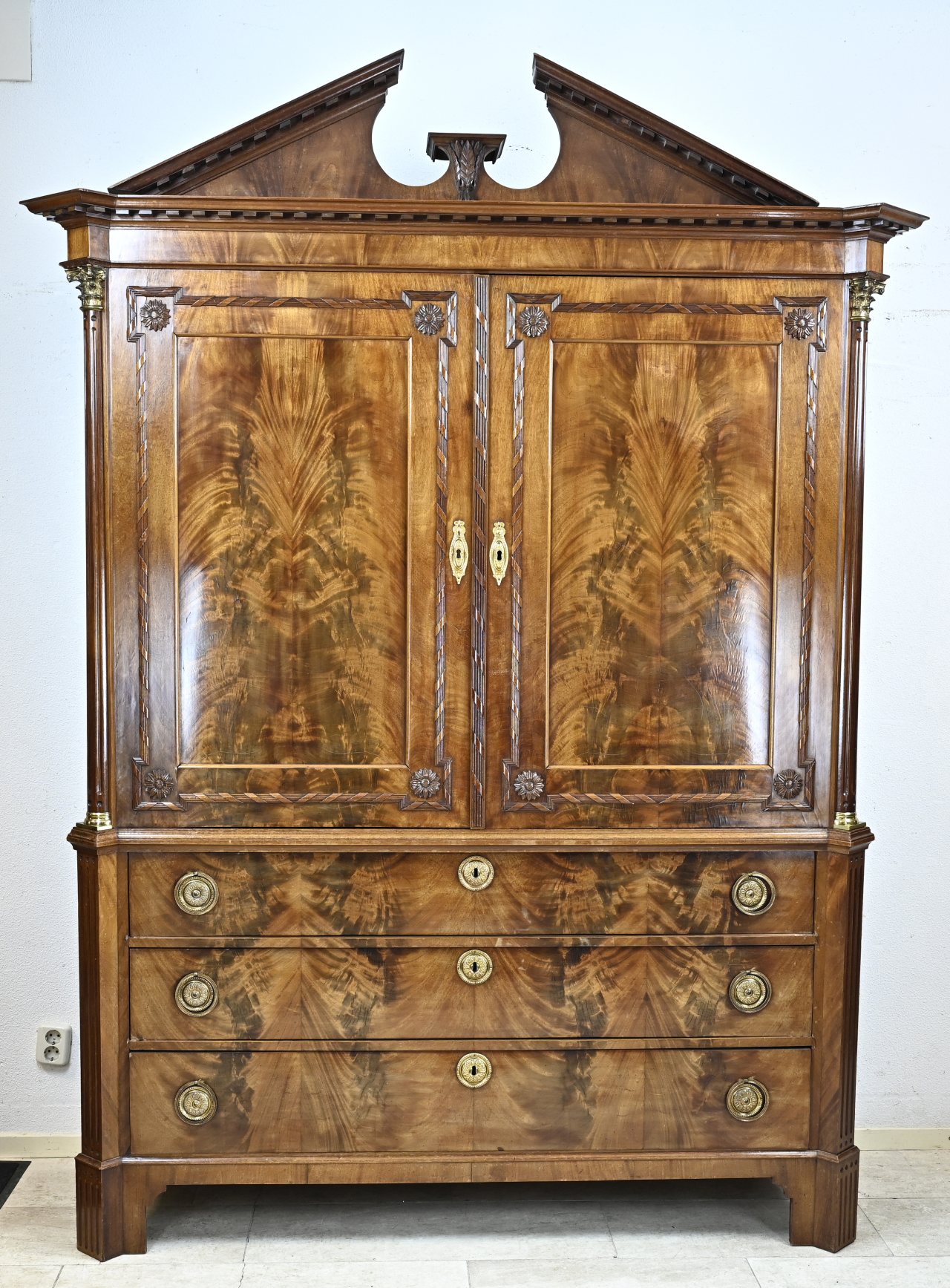 Louis Seize linen cabinet - Image 2 of 2