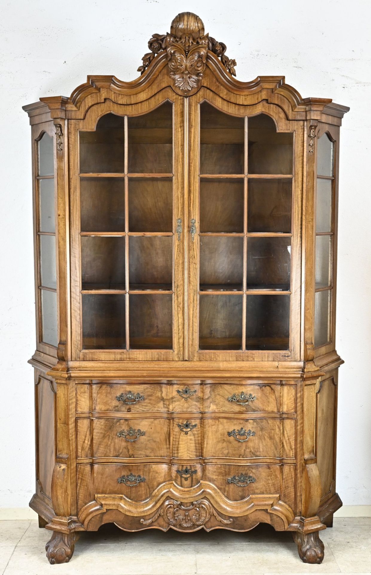 Organ-curved porcelain cabinet, 1880