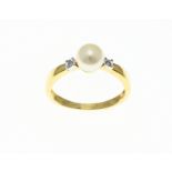 Gold ring with pearl and diamond,