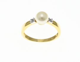 Gold ring with pearl and diamond,