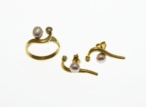 Gold ring and stud earrings with pearl and diamond