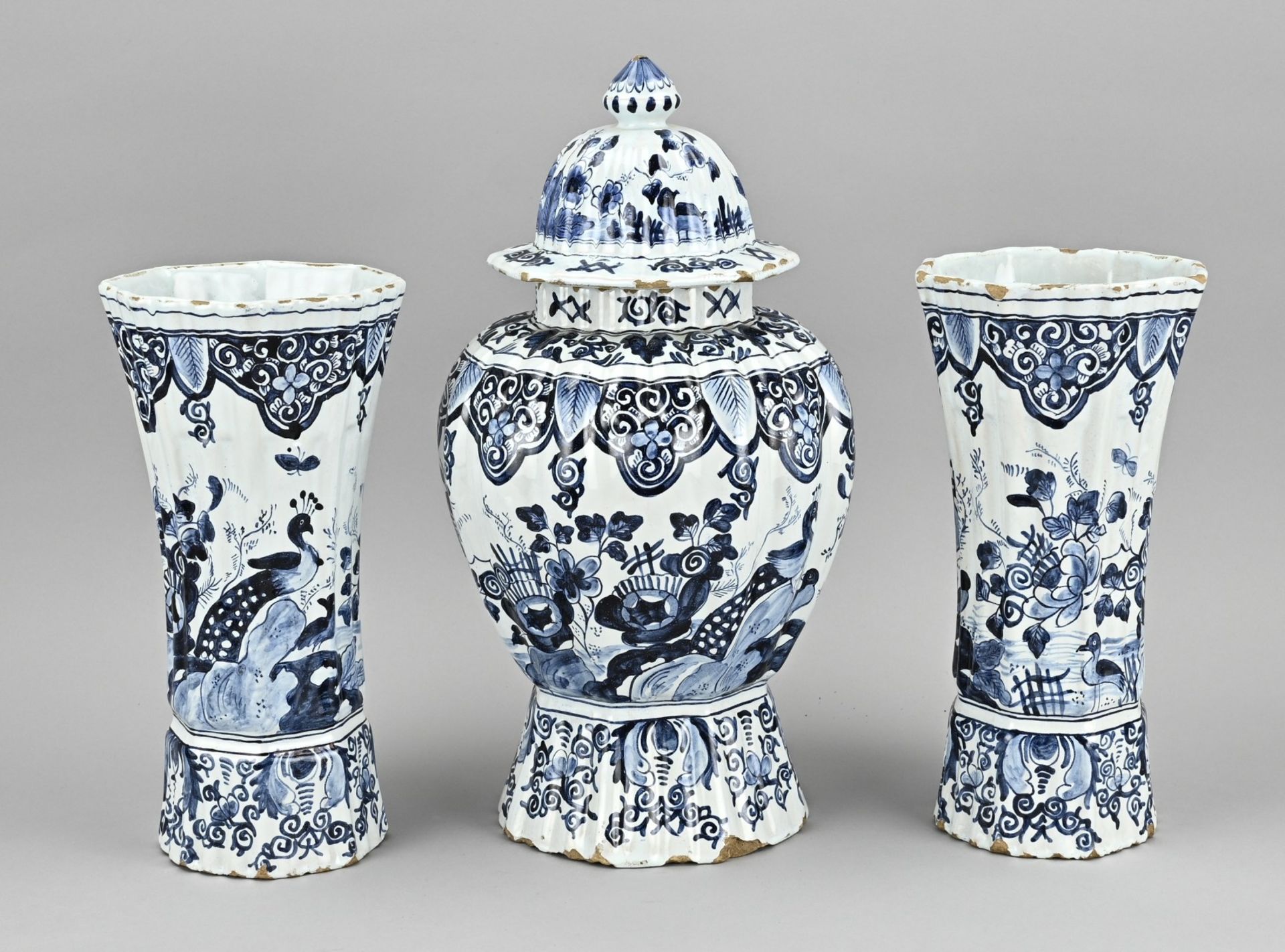 3-piece Delft cabinet set, H 25 - 34 cm.