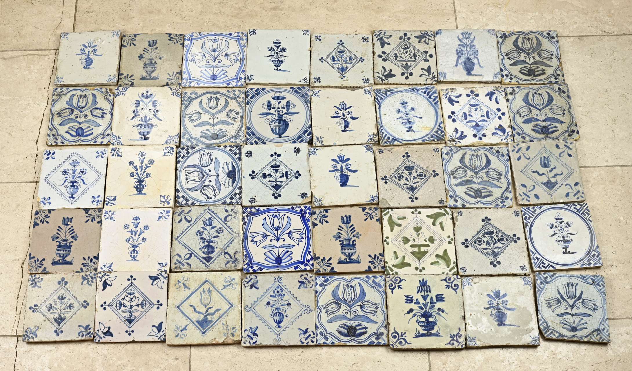 Lot with various flower pot tiles (40 pcs.)